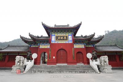 䶫