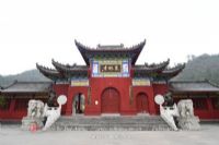䶫